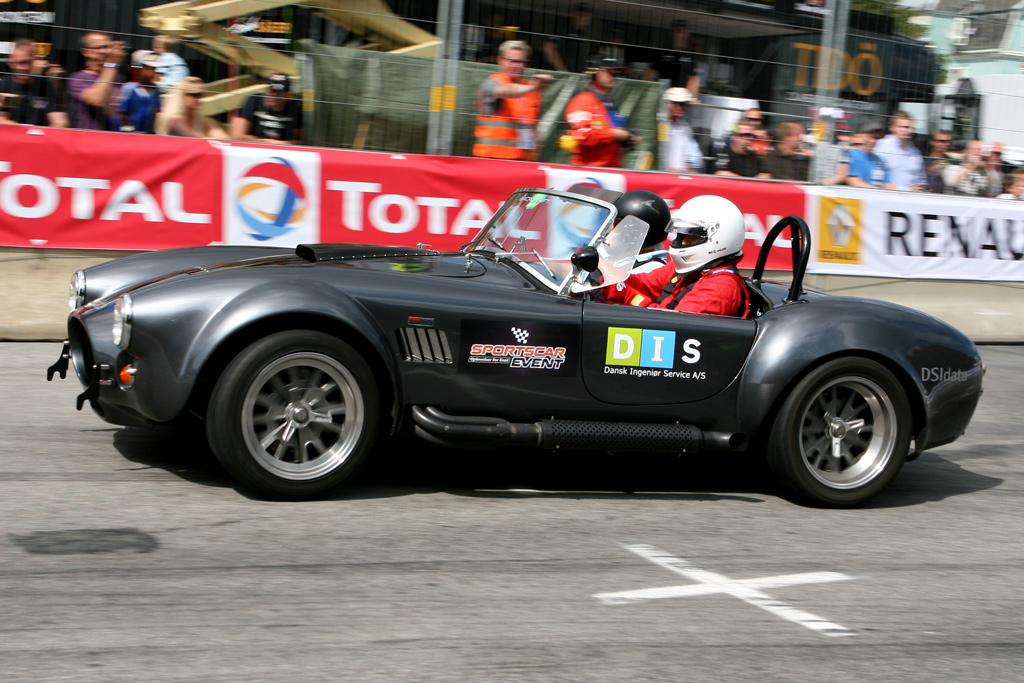 Vi har alle set den på fotos, men hvem ville ikke gerne prøve en tur i en racer AC Cobra.
(Foto: Motorsporten.dk)